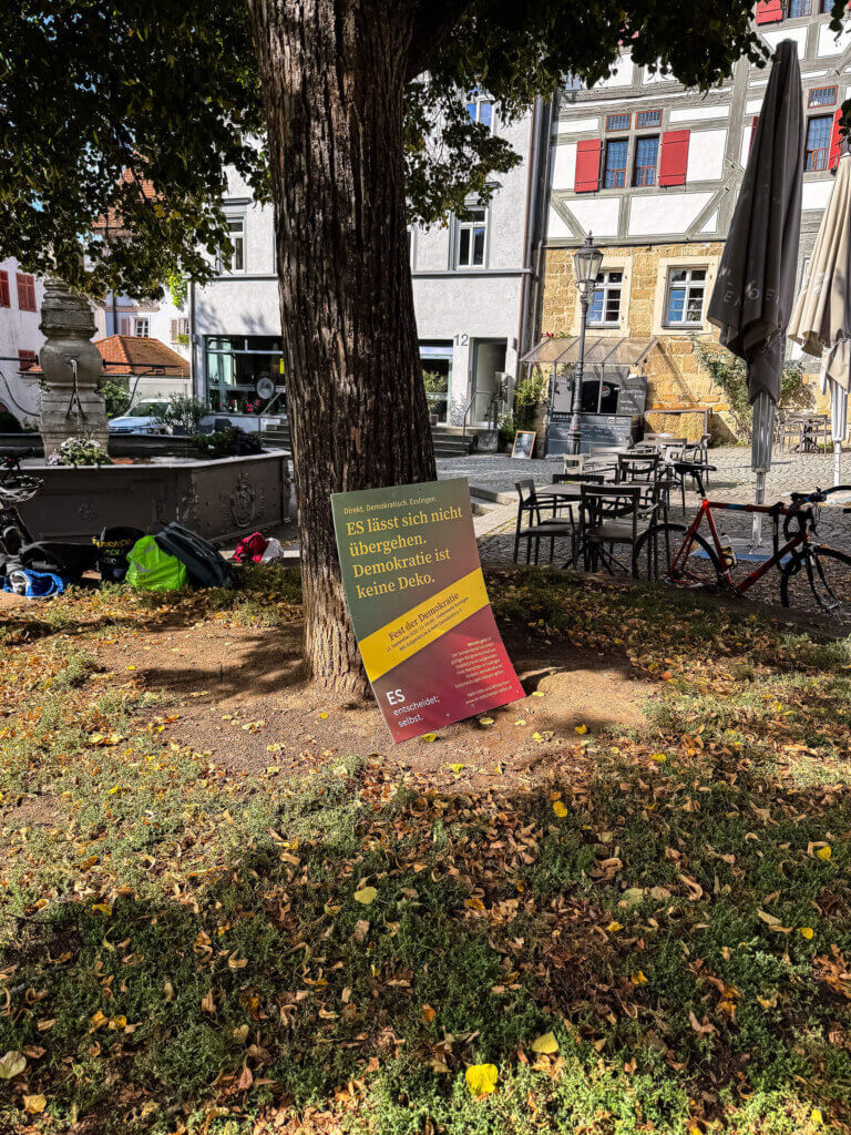 Das Fest der Demokratie Banner mit der Aufschrift 'Esslingen entscheidet selbst' beim Fest