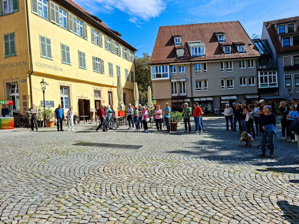 Das Fest der Demokratie Menschen auf dem Hafenmarkt feiern das Fest der Demokratie in Esslingen