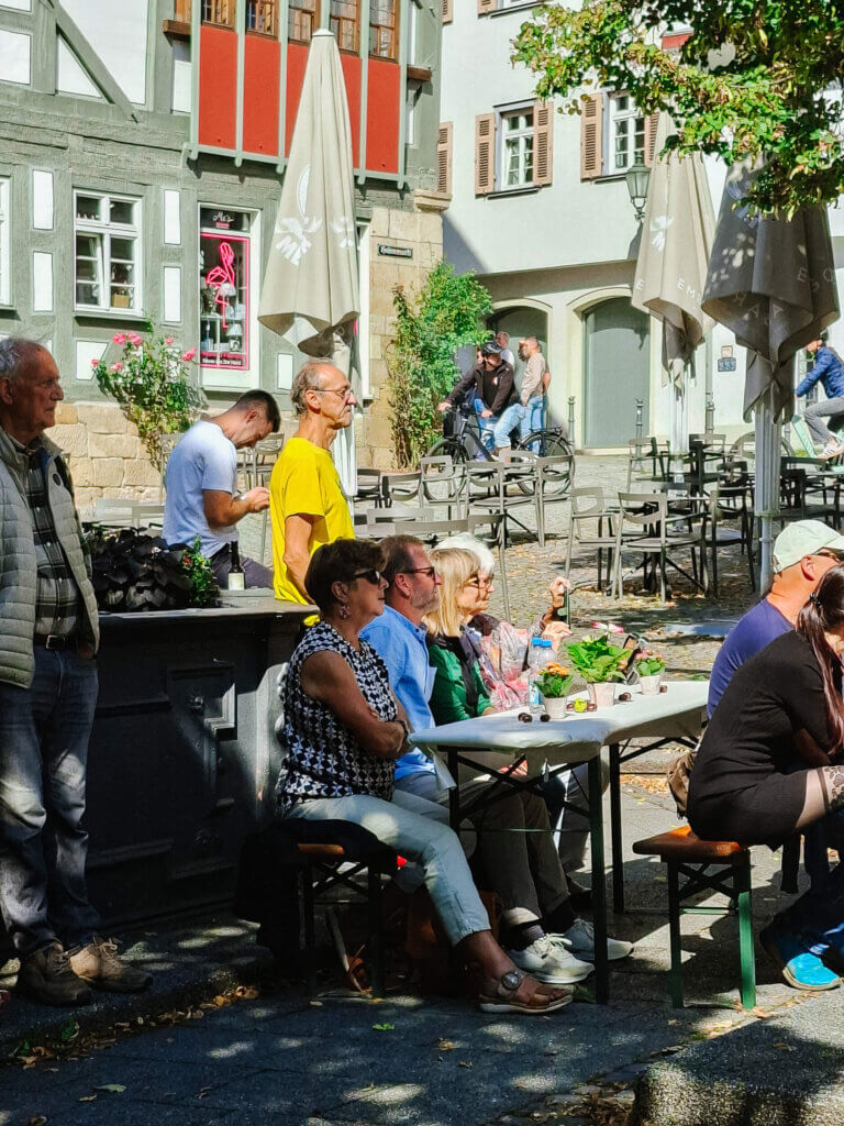 Das Fest der Demokratie Menschen auf dem Hafenmarkt feiern das Fest der Demokratie in Esslingen