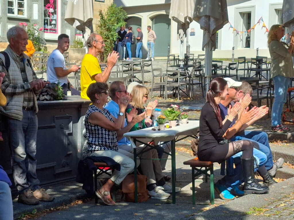 Das Fest der Demokratie Menschen auf dem Hafenmarkt feiern das Fest der Demokratie in Esslingen