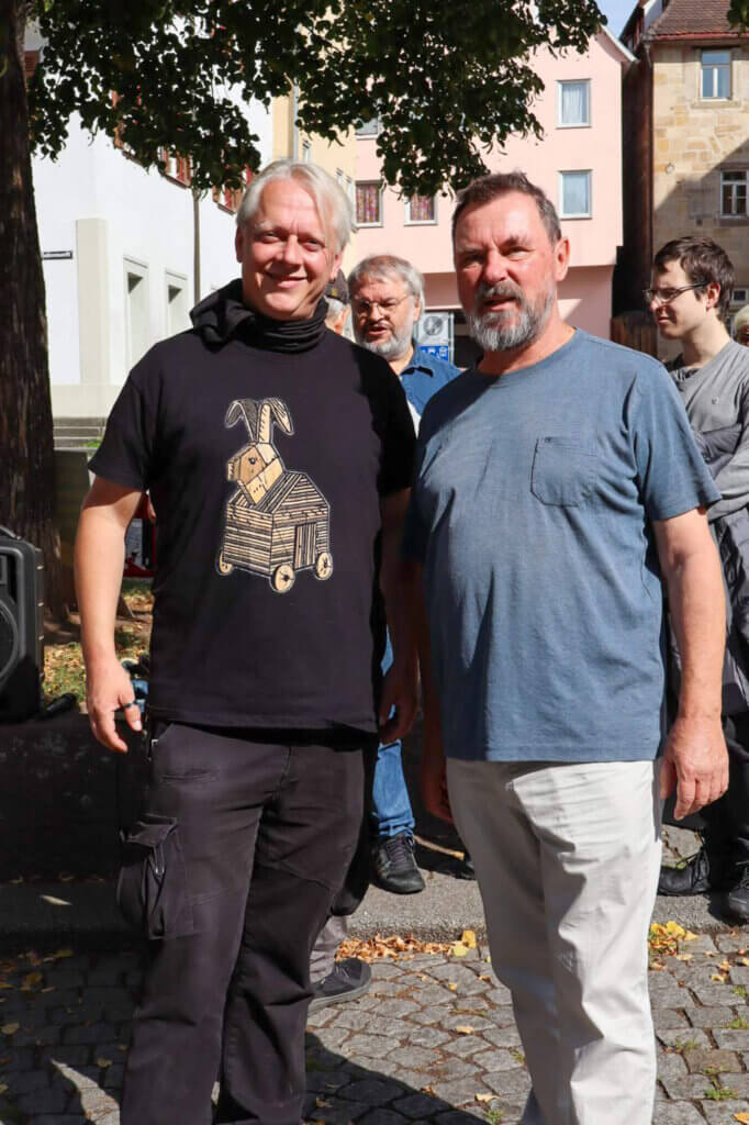 Das Fest der Demokratie Zwei Vertrauenpersonen des Bürgerbegehrens Esslingen, Martin Auerbach und Hermann Beck
