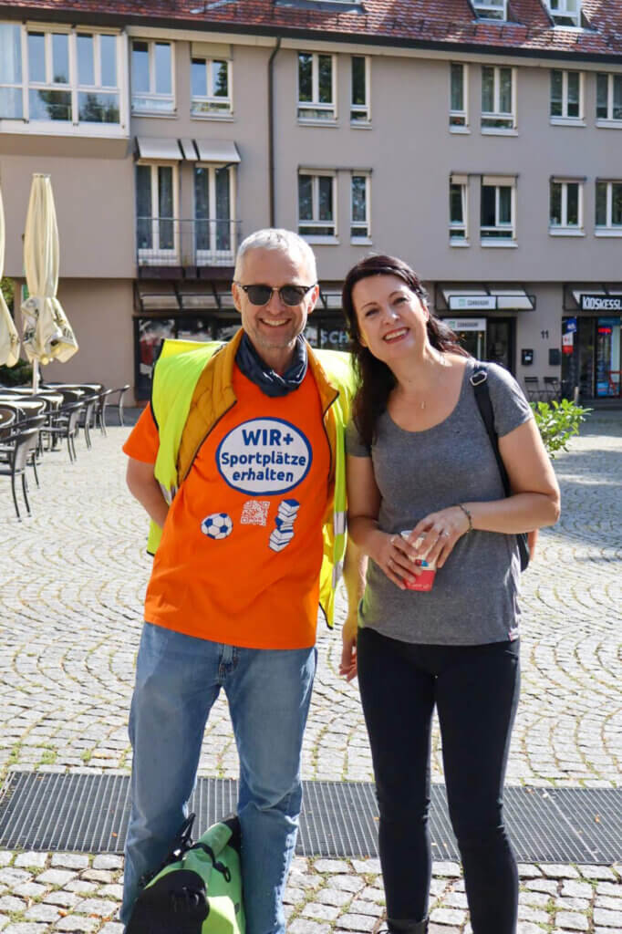 Das Fest der Demokratie Zwei Mitstreiter des Bürgerbegehrens Esslingen, die tatkräftig bei der der Unterschriftensammlung mitgewirkt haben