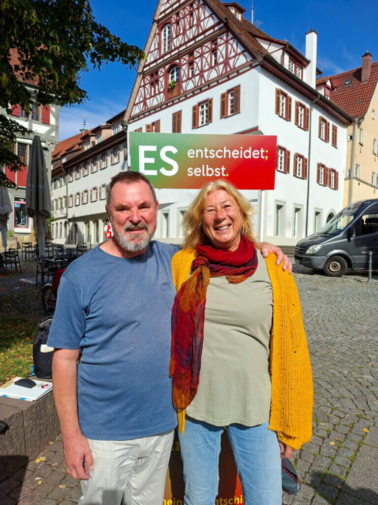 Das Fest der Demokratie Zwei Mitstreiter des Bürgerbegehrens Esslingen, die tatkräftig bei der der Unterschriftensammlung mitgewirkt haben