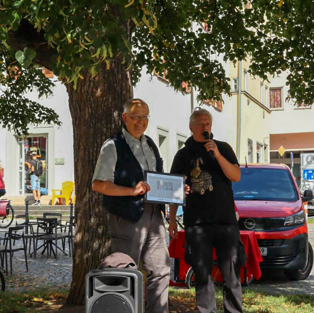 Das Fest der Demokratie Redner mit Mikrofon bei Kundgebung für Mitbestimmung Esslingen