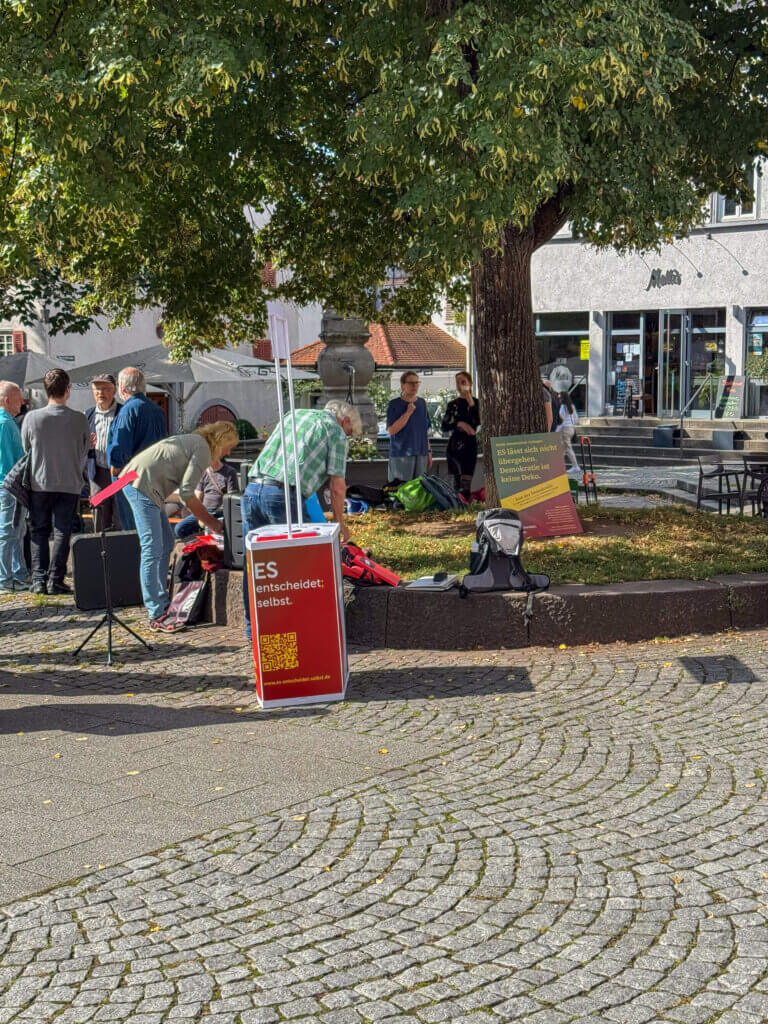 Das Fest der Demokratie Menschen auf dem Hafenmarkt feiern das Fest der Demokratie in Esslingen