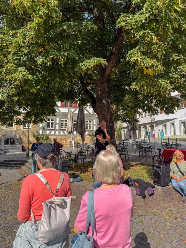 Das Fest der Demokratie Menschen auf dem Hafenmarkt feiern das Fest der Demokratie in Esslingen