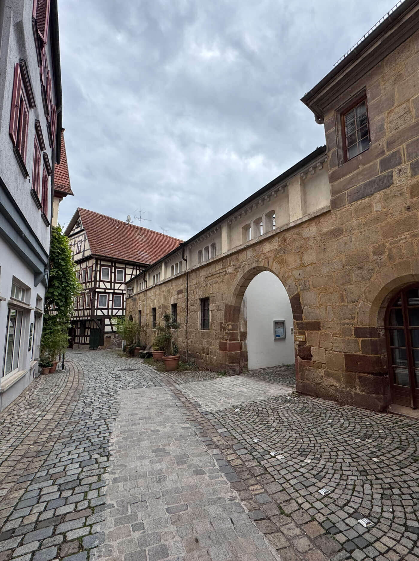 Ansicht auf die Stadtbücherei im Pfleghof von der Webergasse – Thema: Standortdialog Bibliothek