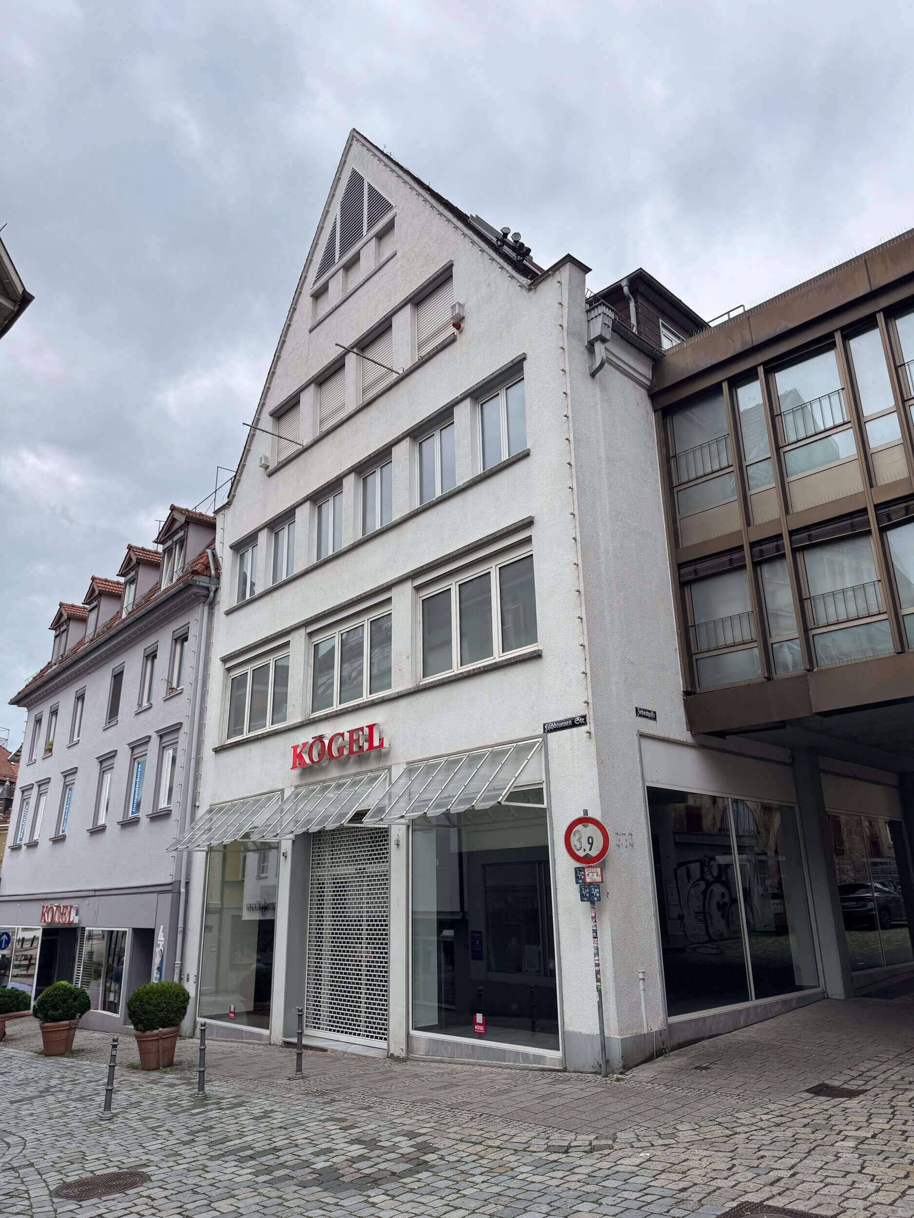 Straßenszene vor dem Kögel-Haus in Esslingen im Kontext des Bürgerbegehrens – Thema: Haushaltslage Esslingen