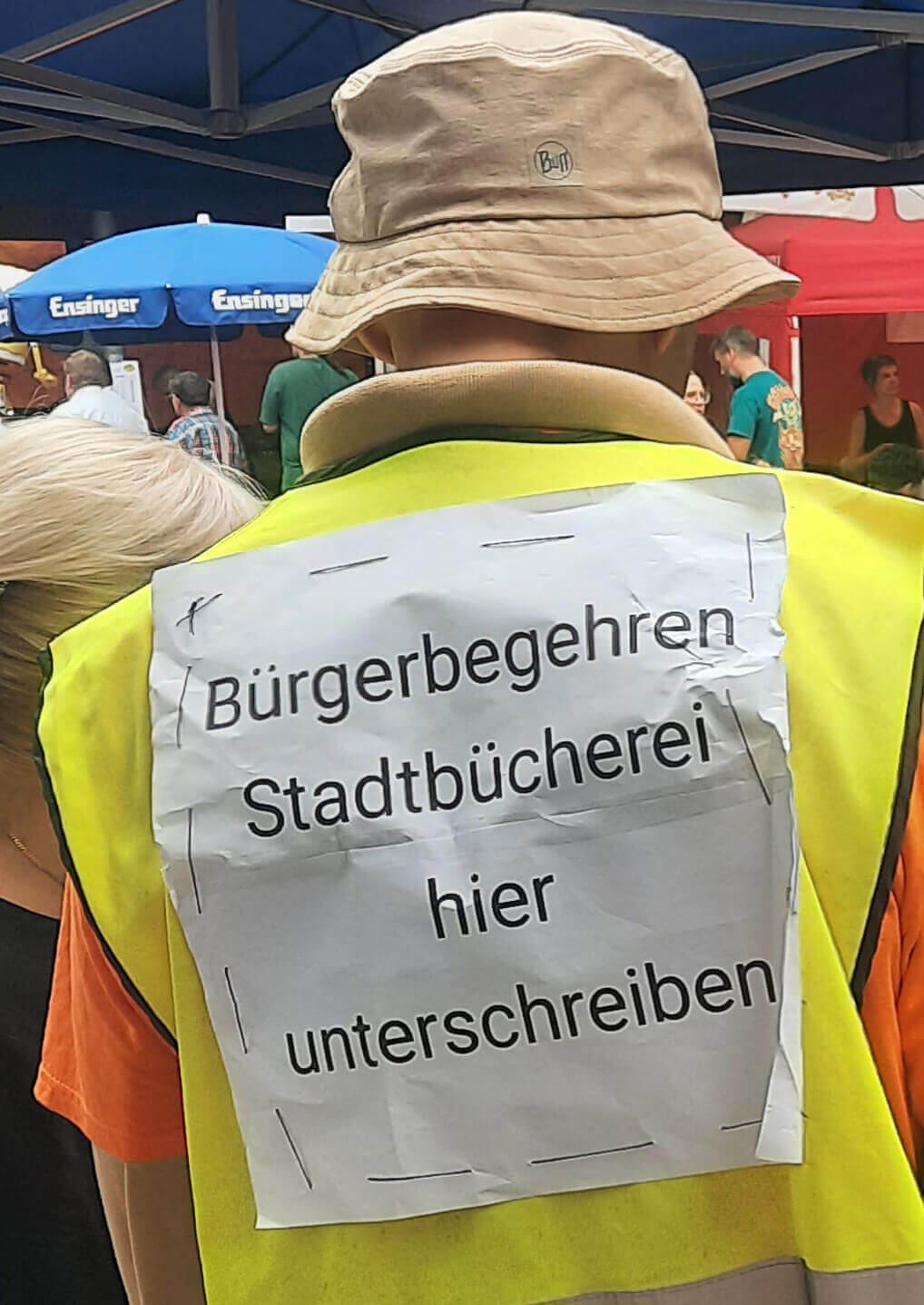 Freiwilliger mit Unterschriften-Weste Freiwilliger mit Unterschriften-Weste bei der Sammlung von Unterschriften zum Thema: Initiative Bürgerbegehren Esslingen