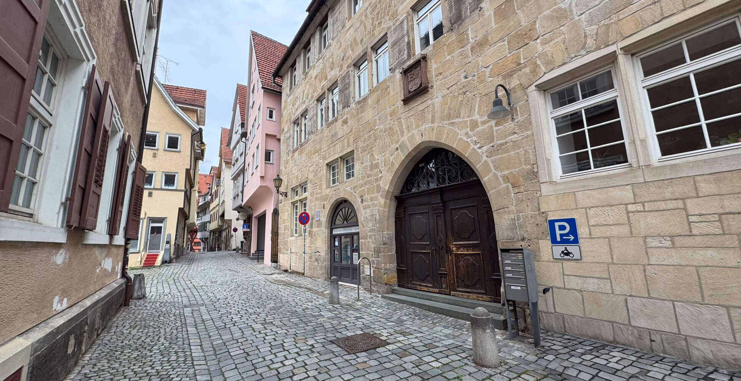 Stadtbücherei im Pfleghof mit Zugangssituation Pressefoto der Stadtbücherei im Pfleghof mit Zugangssituation – Thema: Stadtbibliothek Esslingen Pfleghof