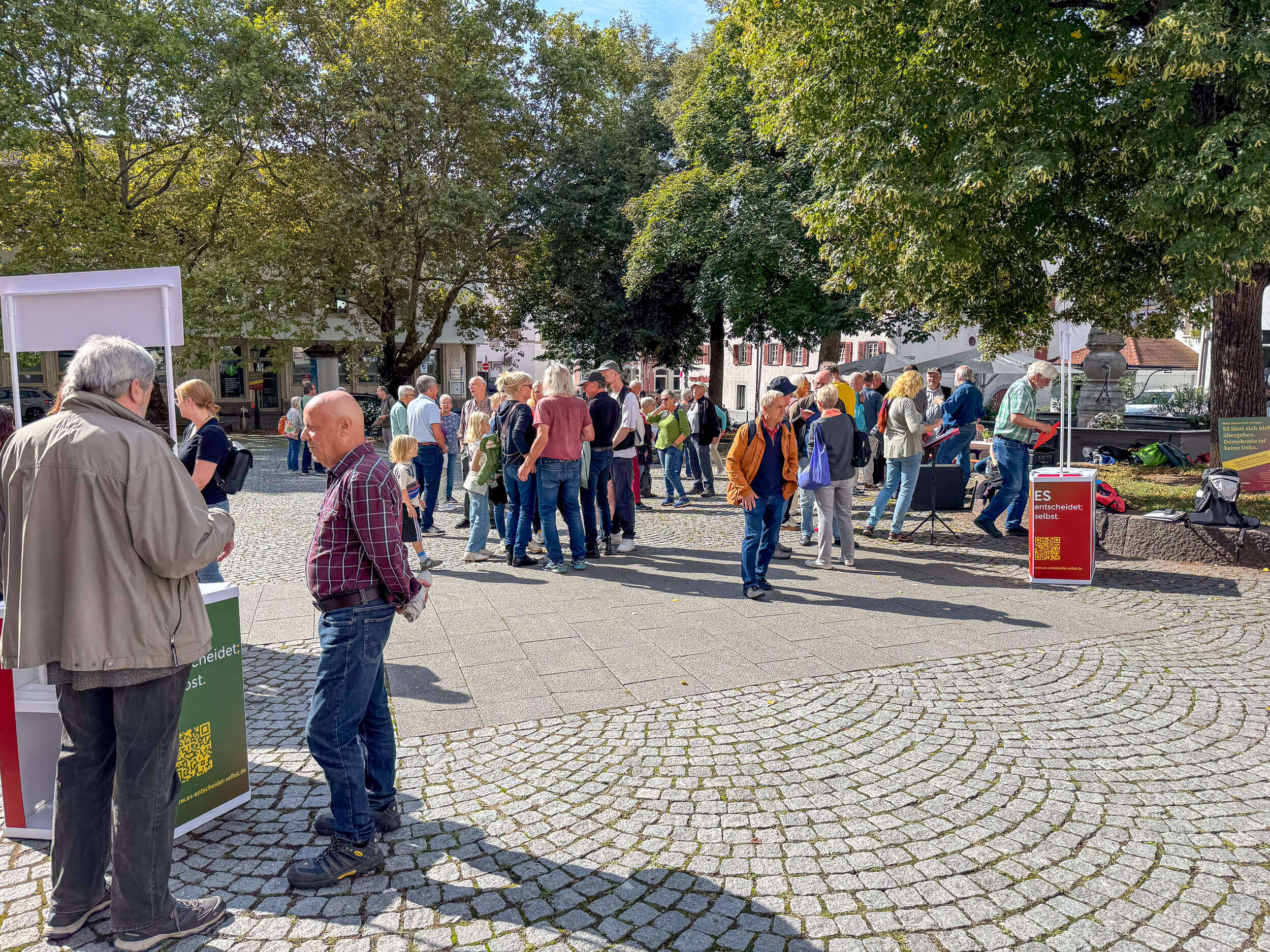 Menschen beim Fest der Demokratie, die sich austauschen, unterhalten und an den Ständen der Bürgerinitiative Esslingen informieren. Zur Unterstützung Bürgerbegehren Esslingen.