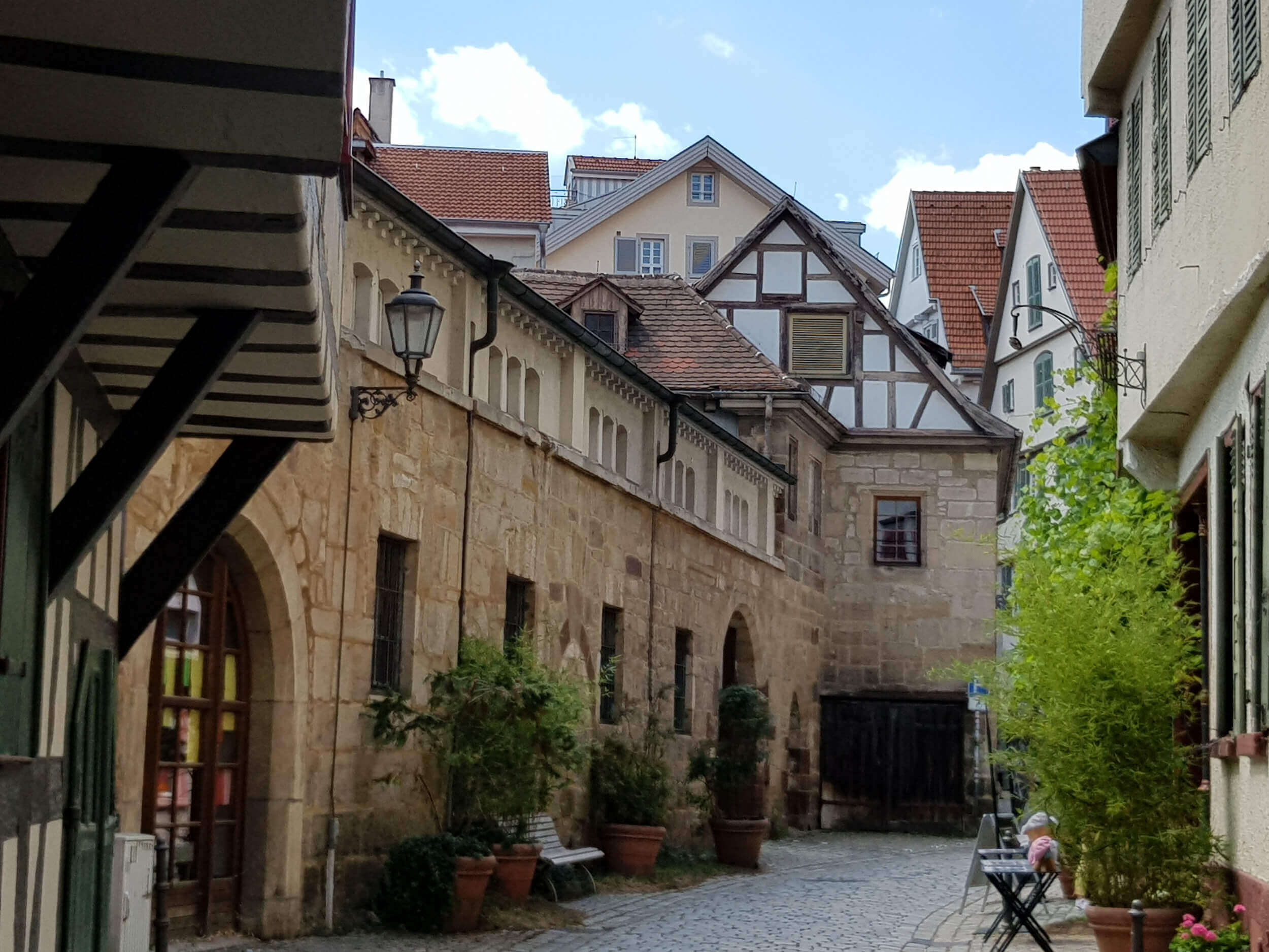Stadtbücherei im Pfleghof in Esslingen Historischer Blick auf die Stadtbücherei im Pfleghof in Esslingen von der Webergasse aus – Thema: Mitbestimmung in Esslingen.