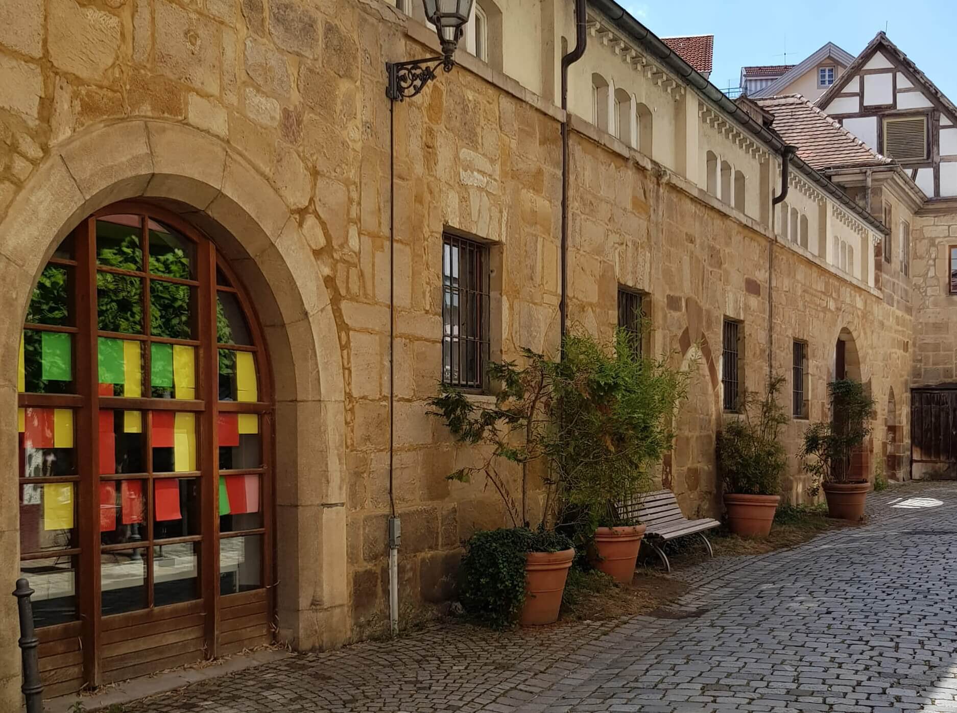 Gasse der Stadtbücherei Historischer Blick auf die Gasse der Stadtbücherei im Pfleghof in Esslingen – Thema: Demokratische Entscheidungen Stadt