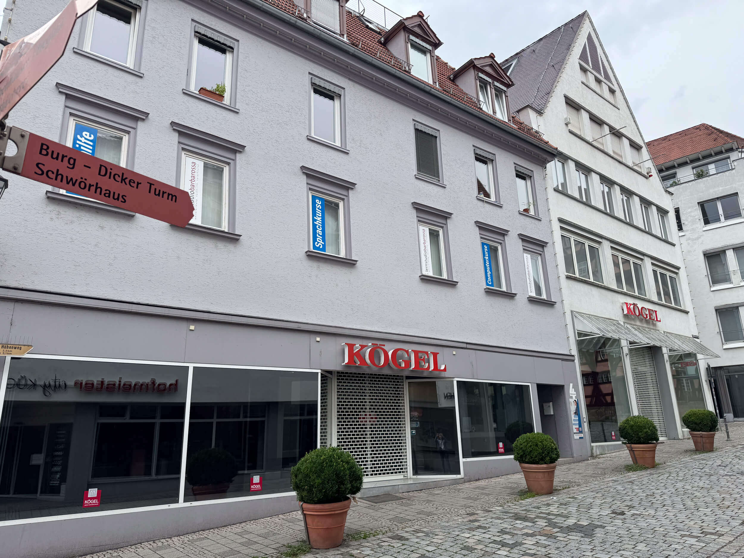 Argumentation: Pfleghof vs. Kögel Wohin kommt die Esslinger Bücherei?