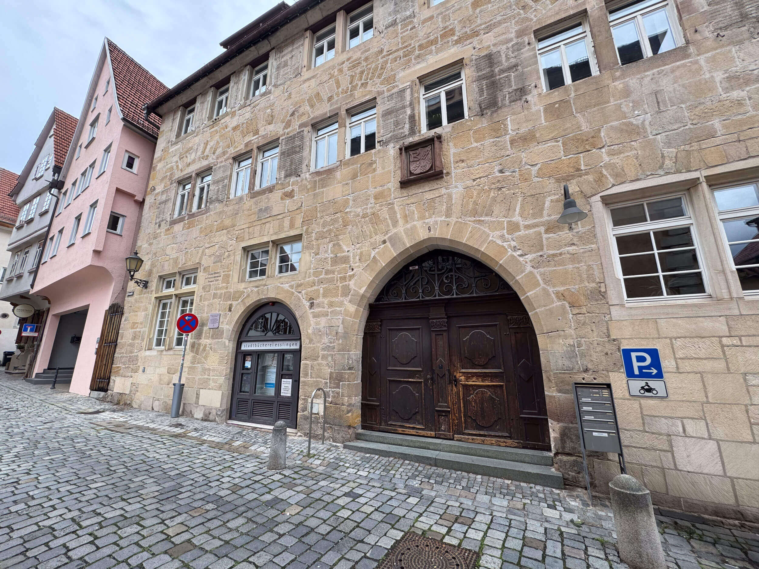 Eingang der Stadtbücherei Eingang der Stadtbücherei im Pfleghof – Thema: Pfleghof Esslingen
